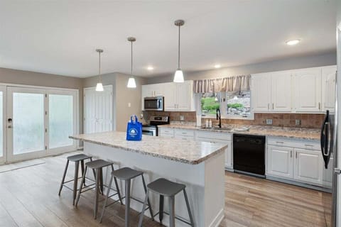 Fully-equipped kitchen. Extra fridge and icemaker in garage