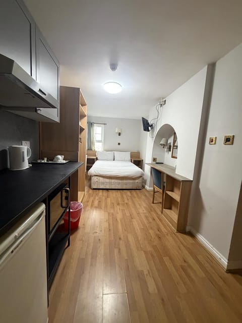 Basic Studio | Desk, free WiFi