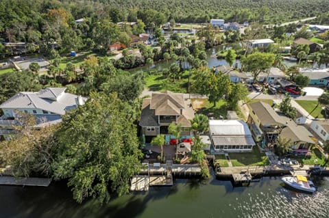 Soak up the Florida River Life and unwind on this bueatiful back yard
