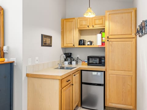 Romantic Cabin | Private kitchen | Mini-fridge, microwave, coffee/tea maker, toaster