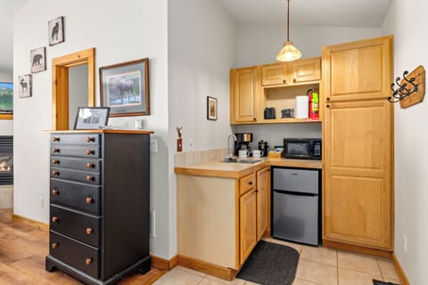 Romantic Cabin | Private kitchen | Mini-fridge, microwave, coffee/tea maker, toaster