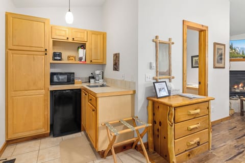 Romantic Cabin, 1 King Bed | Private kitchen | Mini-fridge, microwave, coffee/tea maker, toaster