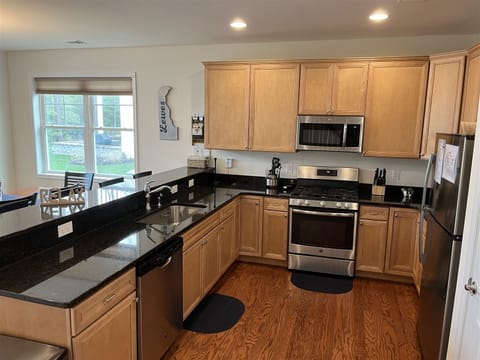 Large Kitchen with 4 kitchen seats