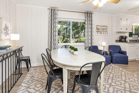 Dining area with seating for 6.