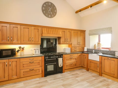 Cottage | Private kitchen | Fridge, dishwasher, electric kettle, cookware/dishes/utensils