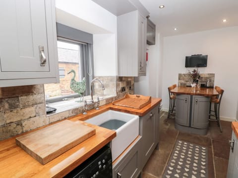 Cottage | Private kitchen | Fridge, dishwasher, electric kettle, toaster