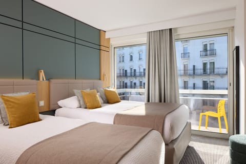 CHAMBRE PMR | Premium bedding, in-room safe, desk, laptop workspace
