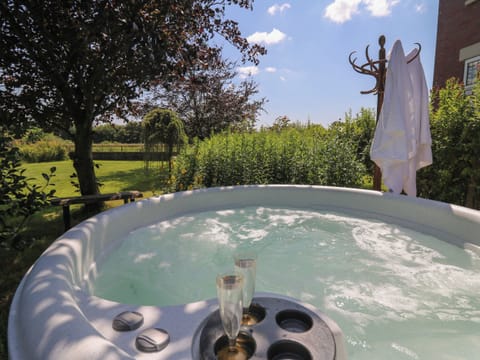 Cottage | Outdoor spa tub
