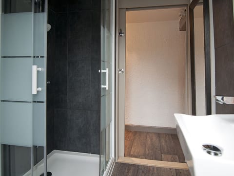 Single Room | Bathroom | Shower, free toiletries, hair dryer, towels