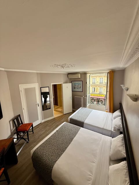 Quadruple Room | In-room safe, desk, soundproofing, free WiFi