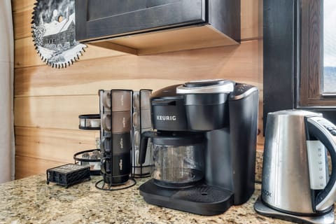 Keurig K-Duo Coffee Maker, Single Serve and 12-cup Carafe Drip Coffee Brewer.