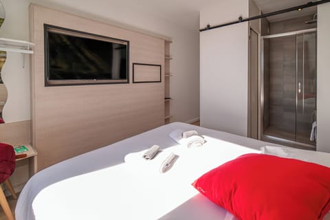 Deluxe Double Room | Desk, soundproofing, free WiFi, bed sheets