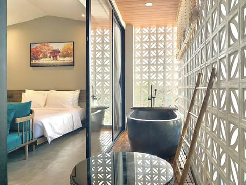 Suite, Bathtub | Terrace/patio