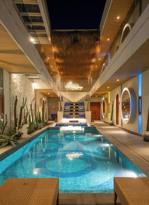 SUITE CAMP | Egyptian cotton sheets, premium bedding, desk, laptop workspace