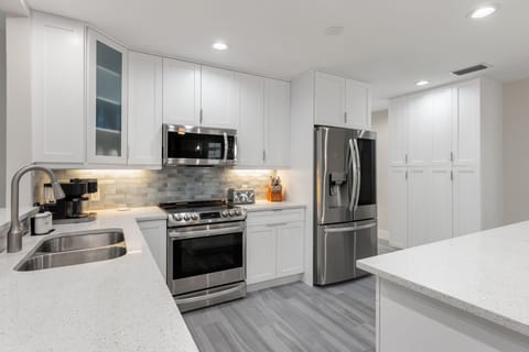 BRAND NEW FULLY STOCKED KITCHEN, soft close cabinets with large pantry!