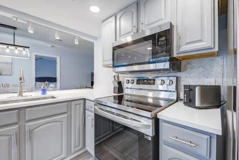 Full stocked kitchen with toaster, blender, rice cooker, airfry, coffee machine.