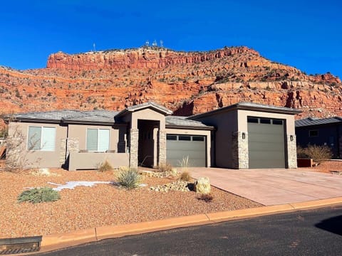 Welcome to Kanab and Come On In! This 3 bedroom 2 bath home is located in Kanab's premier luxury community, La Estancia. It was designed to be your perfect vacation getaway, where every detail has been designed to make you feel at home and comfortable.