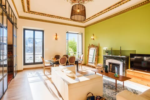 SPACIOUS LIVING ROOM