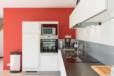 salle à manger-cuisine du gîte Coëtquen, vue sur jardin et étang