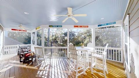 Private back screened porch overlooking lagoon, seating for 10.