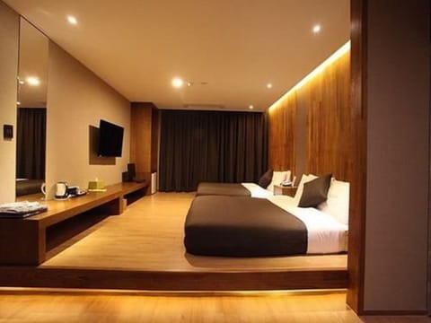Deluxe Twin Room | Desk, free WiFi, bed sheets