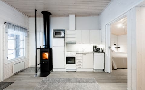 Superior Cottage | Private kitchen | Fridge, microwave, stovetop, dishwasher