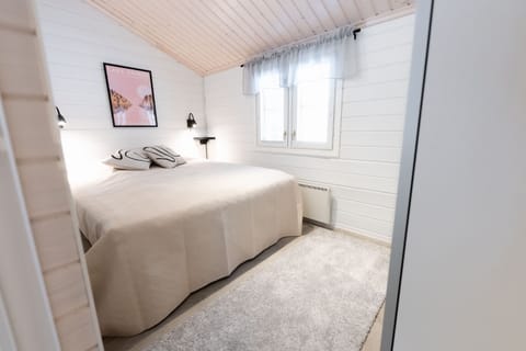 Superior Cottage | 1 bedroom, desk, cribs/infant beds, free WiFi