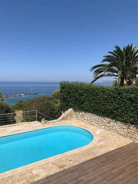 Pool and sea view 