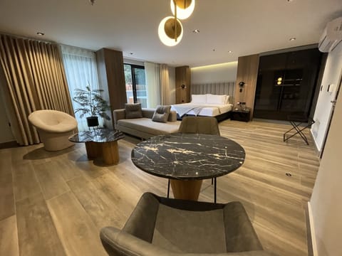 Selis Luxury | Minibar, in-room safe, laptop workspace, blackout drapes