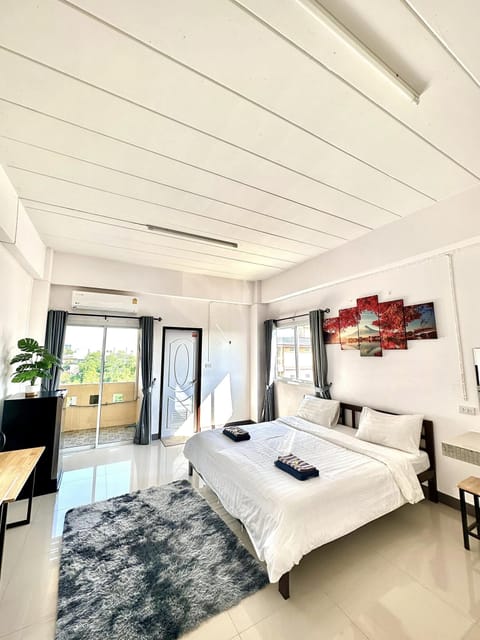 Deluxe Room, 1 King Bed, Accessible, Garden View | Individually decorated, desk, laptop workspace, free WiFi
