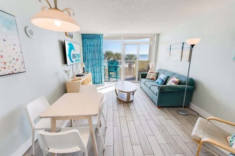 Living Room with Stunning Views☀️