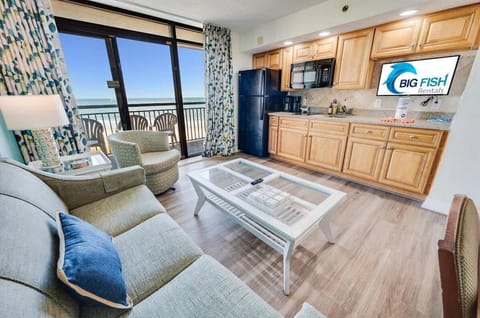 Living Room with Stunning Views☀️