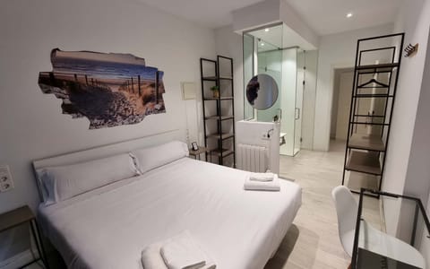 Minibar, free WiFi, bed sheets