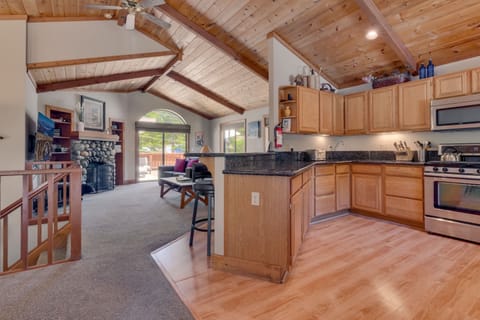 Kitchen: Well-equipped kitchen, stainless steel appliances, kitchen bar w/2 bar stools, open to living and dining room