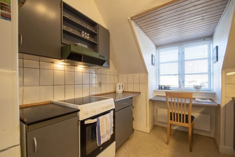 Cookware/dishes/utensils, dining tables