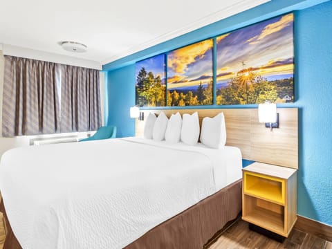 Room, 1 King Bed, Accessible, Non Smoking (Mobility/Hearing, Tub w/ Grab Bars) | Desk, laptop workspace, iron/ironing board, free cribs/infant beds
