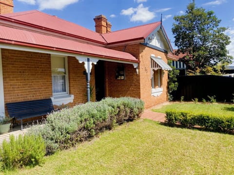 Merala a cosy cottage close to the CBD