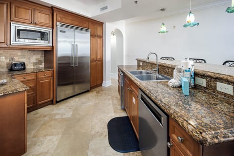Kitchen - Gorgeous stainless steel appliances