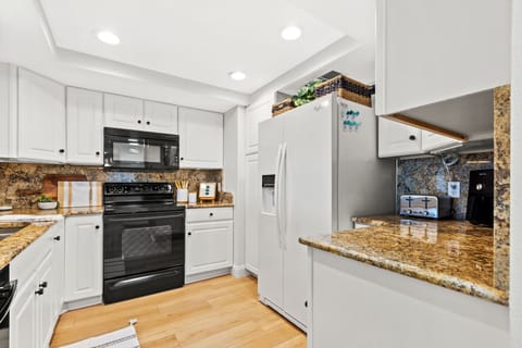 Kitchen has full size fridge, ice maker & water dispenser