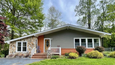 Richland Creek Retreat. Spring 2026.
Mid-century modern home. 