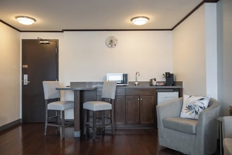 Premium Room, 1 King Bed, River View | Room amenity