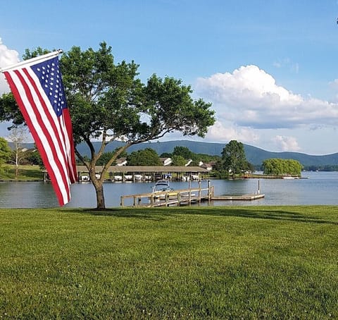 Bernards Landing, Smith Mountain Lake 