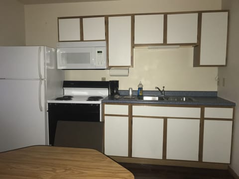 Deluxe Studio Suite | Private kitchen | Coffee/tea maker