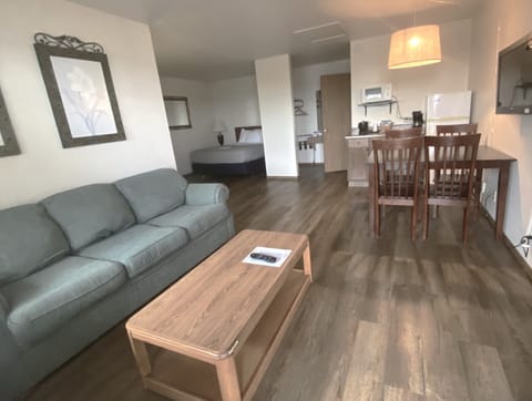 Junior Suite | Desk, laptop workspace, iron/ironing board, free WiFi