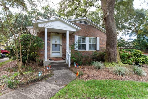 Pensacola Vacation Rental | 2BR | 1BA | 1,000 Sq Ft | 4 Steps to Access