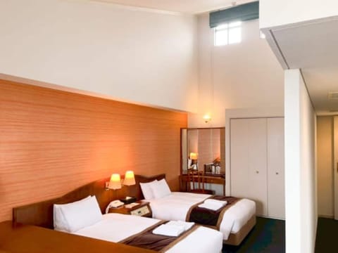Executive Twin Room | Desk, iron/ironing board (on request), WiFi (free), bed sheets