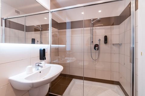 Classic Double or Twin Room | Bathroom | Free toiletries, hair dryer, bidet, towels