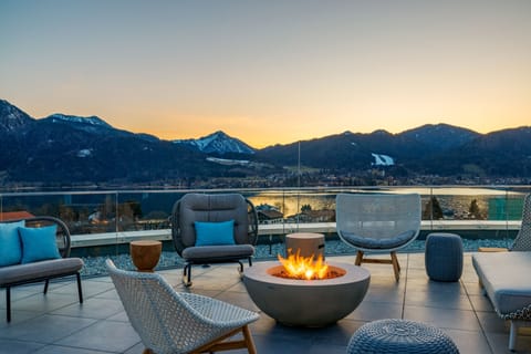 2 bars/lounges, rooftop bar, lobby lounge