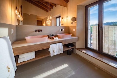 Romantic Room, Vineyard View | Bathroom | Shower, free toiletries, hair dryer, bathrobes