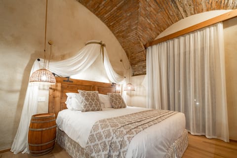 Comfort Room, Pool Access, Garden View | Minibar, individually furnished, desk, cribs/infant beds